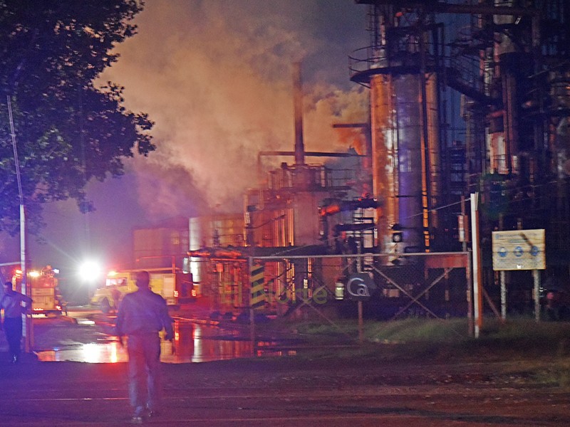 Este fin de semana se registró un incendio en la empresa Carboquímica del Paraná, en el sector de tanques de alquitrán. Bomberos Voluntarios de Villa Ramallo acudieron al alerta, necesitando el apoyo de dotaciones de Bomberos de San Nicolás y Villa Constitución.