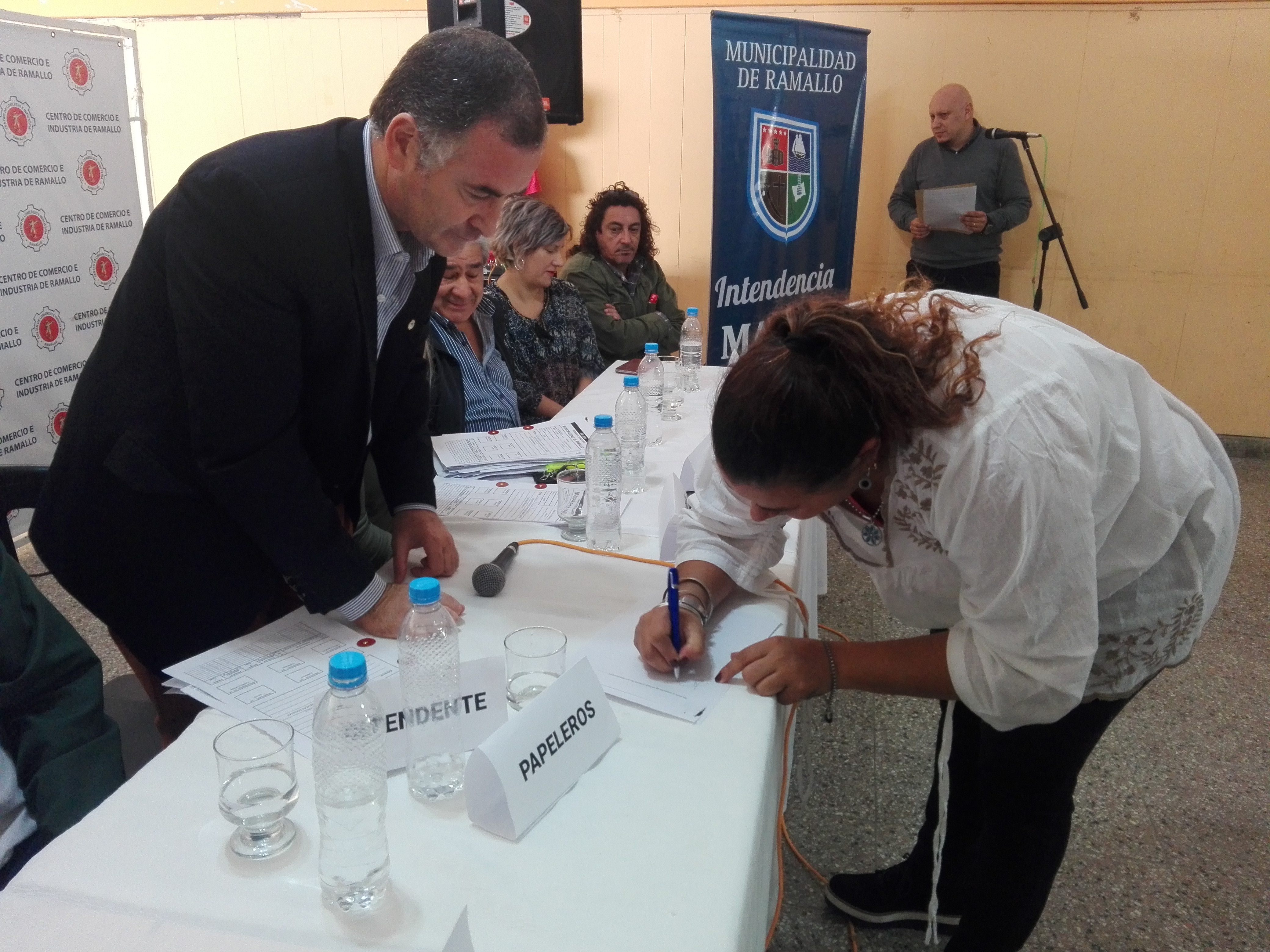 Se realizó la firma de pre-adjudicación de terrenos entre el intendente Mauro David Poletti y vecinos del Partido de Ramallo que pertenecen a diferentes sindicatos. Fueron beneficiados 80 empleados de los Sindicatos de Papeleros, Camioneros, Aceiteros, Carne, UOM, UATRE, UOCRA, y Luz y Fuerza.