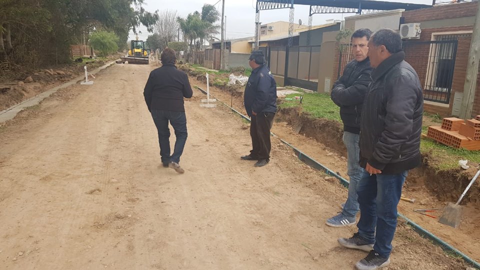 Concejales del oficialismo recorrieron obras que viene realizando el Municipio en distintos barrios de Ramallo y Villa Ramallo. Estuvieron en la recorrida los ediles Gabriel Macías y María Luisa Herrera. En Villa Ramallo lo hicieron en compañía del delegado municipal Agustín Di Bucci.