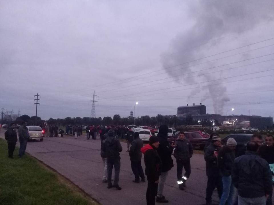 Más de 100 delegados del Sindicato de la Unión Obrera Metalúrgica, junto a integrantes de la Comisión Directiva, protestaron en el ingreso a Portería Central de la empresa siderúrgica Ternium, en el marco de las negociaciones paritarias. Si bien los trabajadores pudieron ingresar y cumplir funciones, la jornada de protesta interrumpió el tránsito en determinados periodos.