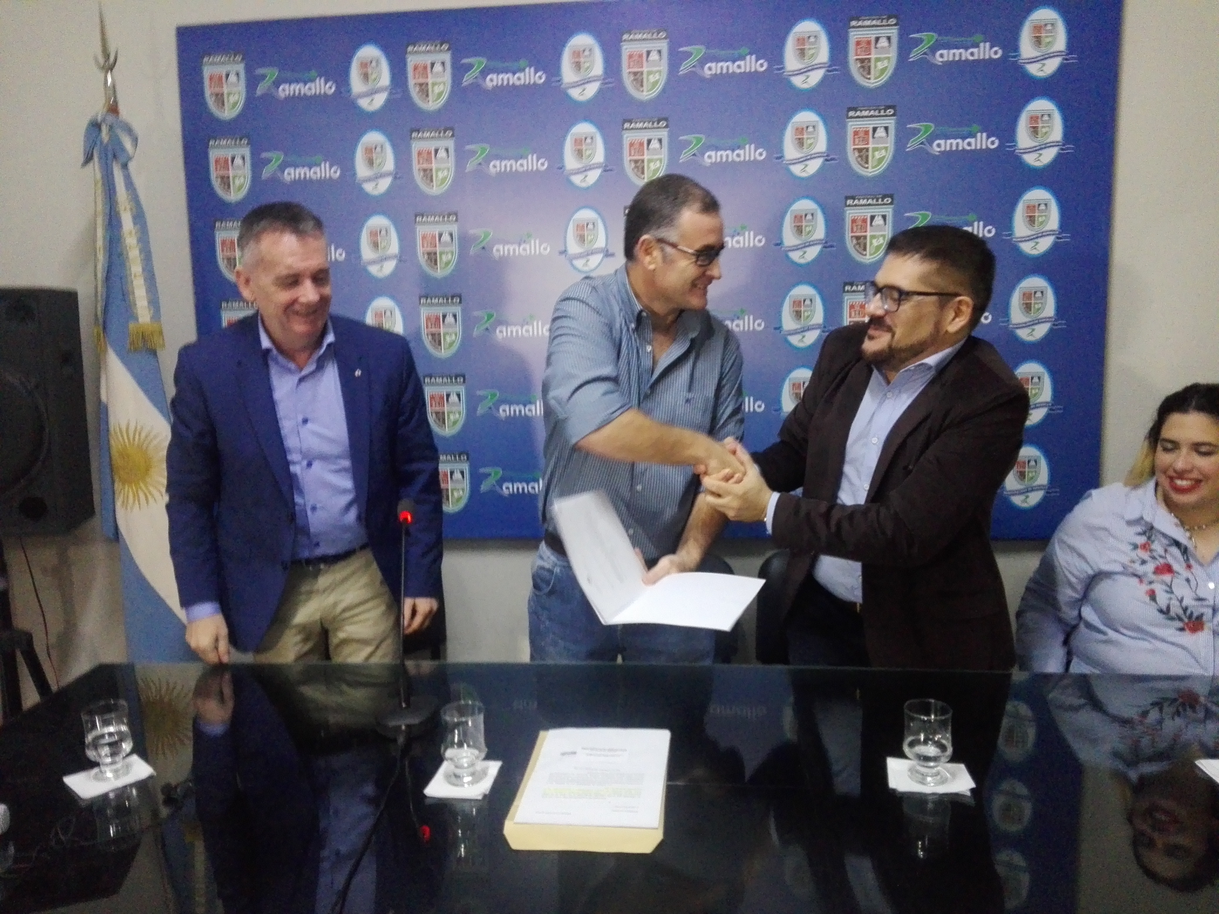 Se realizó la firma del convenio entre el municipio local y la Universidad Nacional de Luján. Estuvo presente el Intendente Mauro Poletti, junto a la subsecretaria de Educación, Laura Castro, el licenciado Pedro Pablo Alberti, secretario de Relaciones Institucionales y Cooperación Internacional y al doctor Walter Giribuela, secretario académico de la Universidad Nacional de Luján.