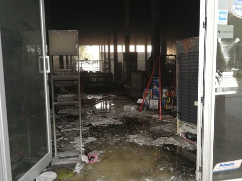 Se incendió una mueblería en la zona céntrica de la ciudad de Ramallo, que dejó como salgo la pérdida total del establecimiento. El fuego habría comenzado en la zona del depósito, pero rápidamente se propagó al resto del local.