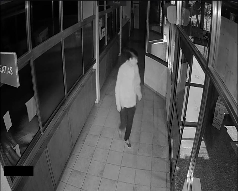 En el horario de ingreso del personal municipal se encontraron con que una ventana del edificio había sido violentada y encontraron destrozos en algunas oficinas.