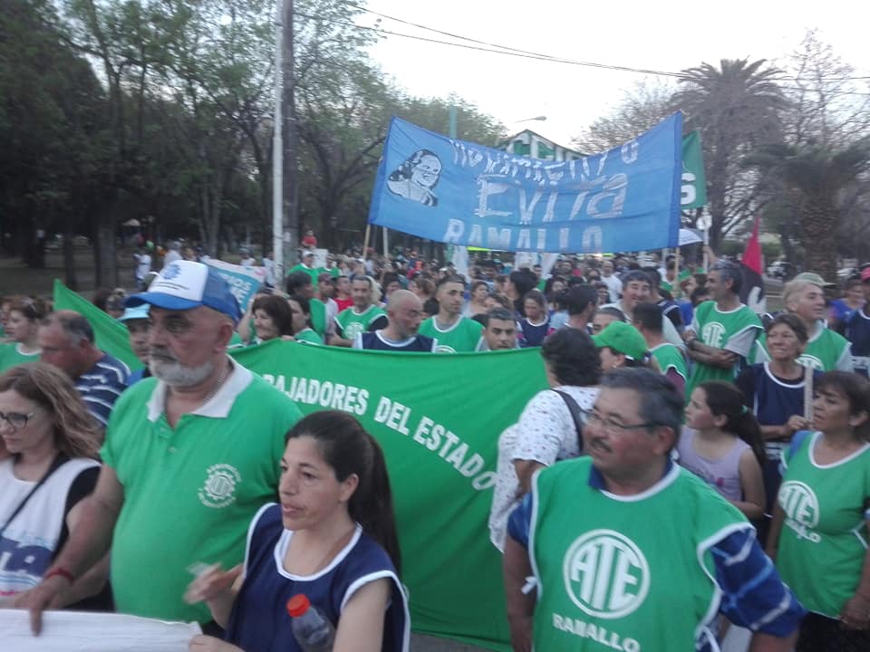 Más de 30 organizaciones gremiales y sociales dijeron “basta de despidos”. Estuvieron presentes ATE, Fiplasto, Suteba, Udocba, Luz y Fuerza, UOM, Madereros, Portuarios, gremio de la alimentación entre otros junto a los movimientos sociales Barrios de Pie, Corriente Clasista y Combativa y Movimiento Evita., entre otros