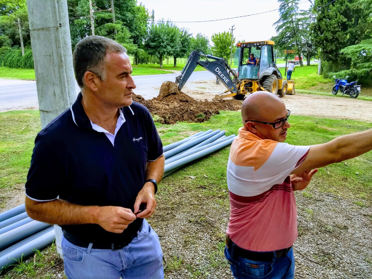 El intendente Mauro Poletti y el secretario de Obras y Servicios Públicos, Leandro Torri, supervisaron la obra de extensión de la red de agua potable.