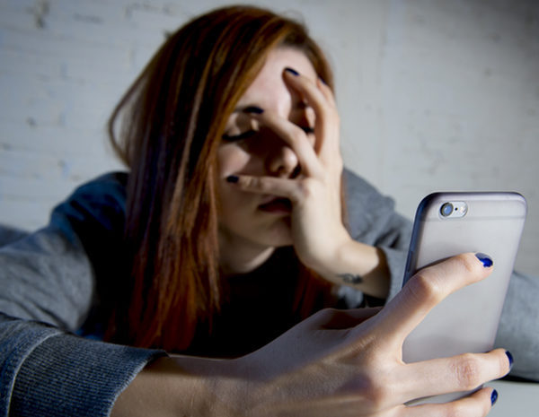 Una mujer denunció que recibió una videollamada en su celular de un número con característica de Ramallo. Al responder, se llevó la desagradable sorpresa de que se trataba de un hombre que estaba desnudo y se masturbaba frente a la cámara del teléfono.