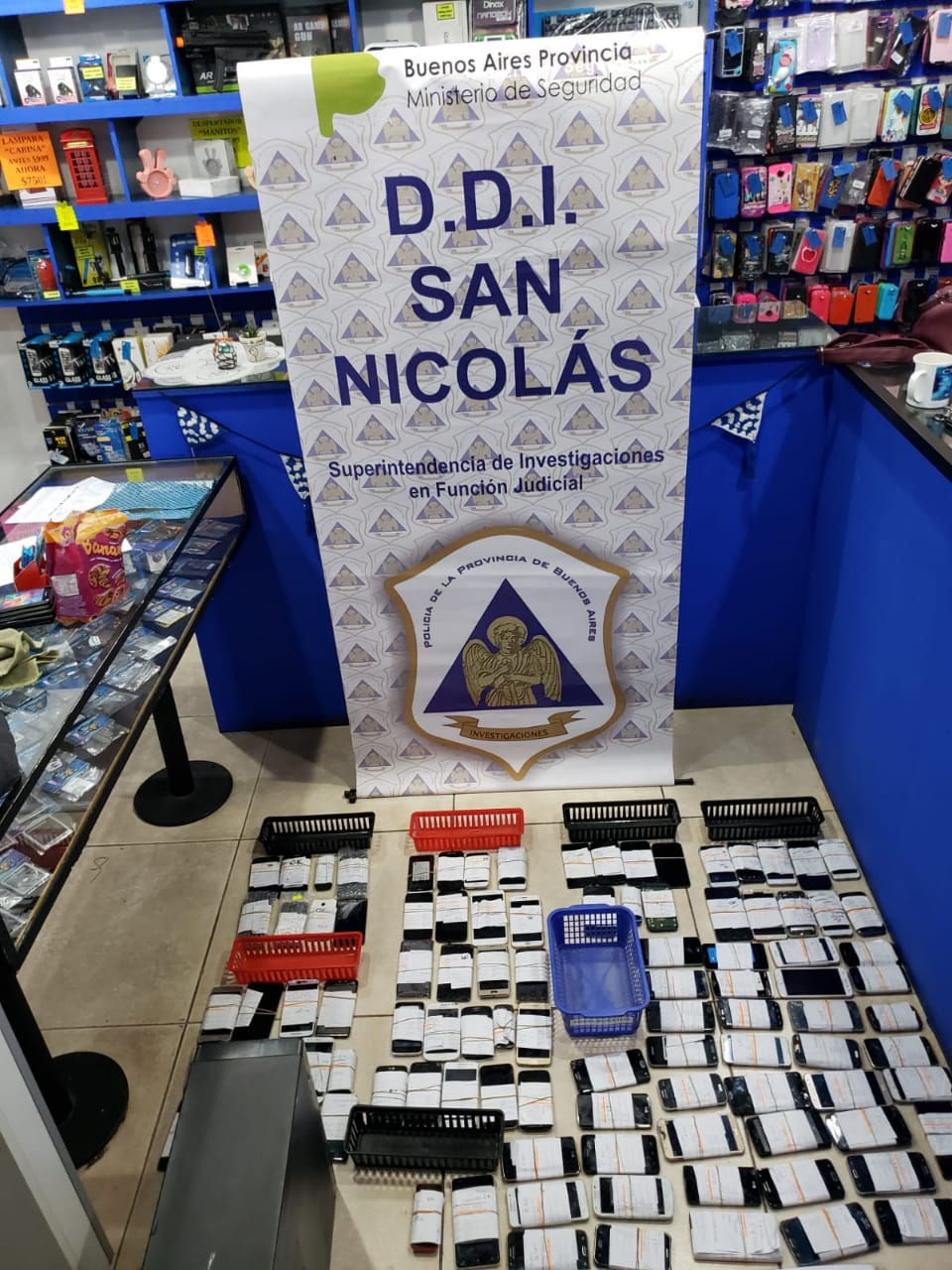 La DDI San Nicolás realizo una serie de allanamientos en diferentes casas de venta de celulares, donde figuró uno en Villa Ramallo. Allí se detuvieron a dos personas, por el delito de adulteración de celulares.