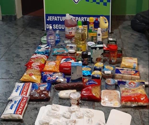 El viernes pasado, a plena luz del día, robaron mercadería del supermercado Mucoop con un valor aproximado de 20 mil pesos. Los autores, captados por las cámaras de seguridad del lugar, quedaron identificados.