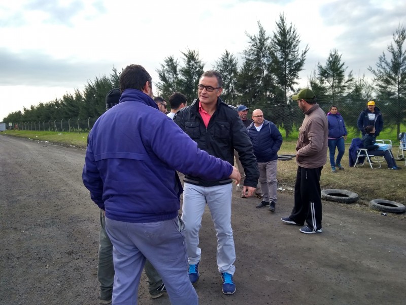 El intendente Mauro Poletti se hizo presente en el acampe de los trabajadores despedidos de Bio Ramallo. El sábado a la mañana circuló el rumor que la Policía y el GAD realizarían un desalojo, lo que generó la preocupación de los cesanteados.