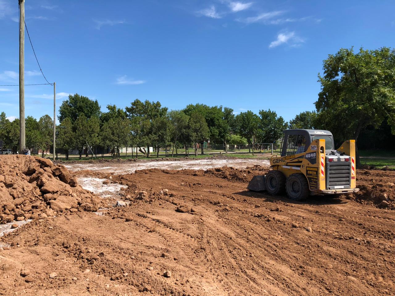 El intendente Mauro Poletti, junto al Secretario de Obras y Servicios Públicos, Leandro Torri, recorrieron diferentes obras que ejecuta el municipio. En calle Francia se realiza cordón cuneta que se extiende hasta Leloir, en una primera etapa, y luego continúa hasta San Lorenzo.