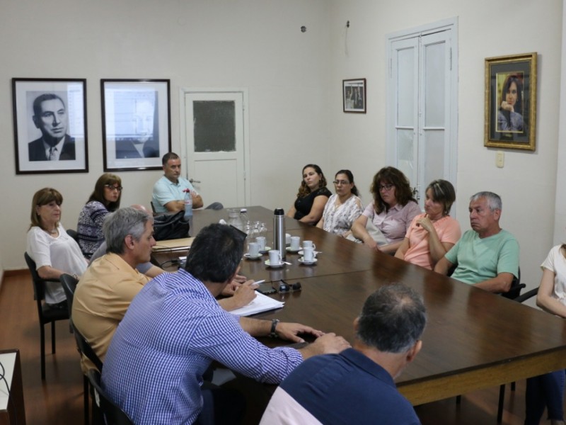 El intendente Mauro Poletti, junto al secretario de Obras y Servicios Públicos, Leandro Torri, convocó a una reunión a los presidentes de bloques de concejales y a la presidenta de la Comisión de Educación, Silvia Di Bacco, con el fin de lograr un acuerdo para la construcción de la Escuela Técnica en la localidad de Pérez Millán.