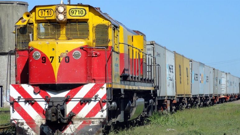 Por razones que aún se desconocen, un tren de carga descarriló a la altura del Camino de la Costa y el Monolito Cabalén. Por este motivo, la ruta se encuentra bloqueada.