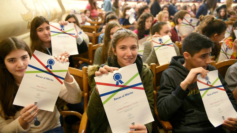 Se encuentra abierta la inscripción para participar de las becas al mérito que otorga la Fundación Hermanos Agustín y Enrique Rocca para alumnos de escuelas secundarias de San Nicolás y Ramallo que posean promedios de excelencia, compromiso con el estudio y buen comportamiento.