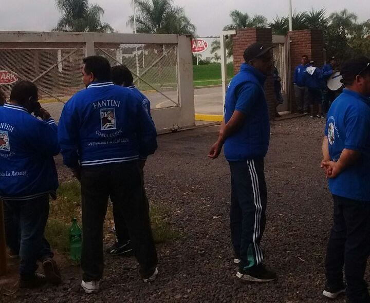 La empresa no quiere aceptar el traspaso de los trabajadores al gremio de los Alimentos. Por eso, este lunes 23 de abril por la tarde una patota del Sindicato de la Carne irrumpió en el comedor de la empresa y presionó a los trabajadores presentes.