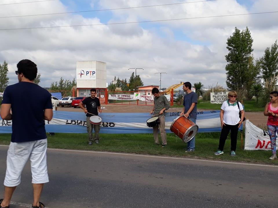La ONG Unidos por la Vida y el Medio Ambiente (UPVA) realizó una jornada de protesta en rechazo al nuevo Código de Ordenamiento Urbano Territorial frente a la empresa PTP Group, sobre el Camino de la Costa. También participaron la Asamblea Vecinal Ramallo y vecinos autoconvocados.