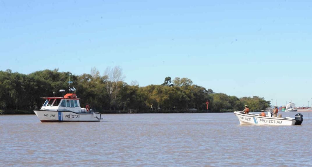 La Prefectura Naval Argentina confirmó que el hallazgo del cuerpo sin vida de Lucio Marcelo Gómez, el joven de 32 años que había desaparecido de las aguas del río Paraná, cuando en la tarde del jueves cuando el kayak doble se dio una vuelta de campana.