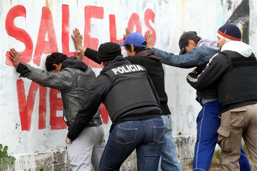 Este fin de semana se pudieron observar varios comentarios en las redes sociales sobre distintas situaciones donde efectivos de las fuerzas de seguridad interceptan a jóvenes para solicitarles DNI o revisarle las pertenencias.