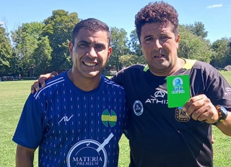 Jesús Salinas, delantero de Niupi, se convirtió en el primer jugador en la historia de la Liga 3G en recibir una tarjeta verde, tras devolver una pelota al equipo rival.