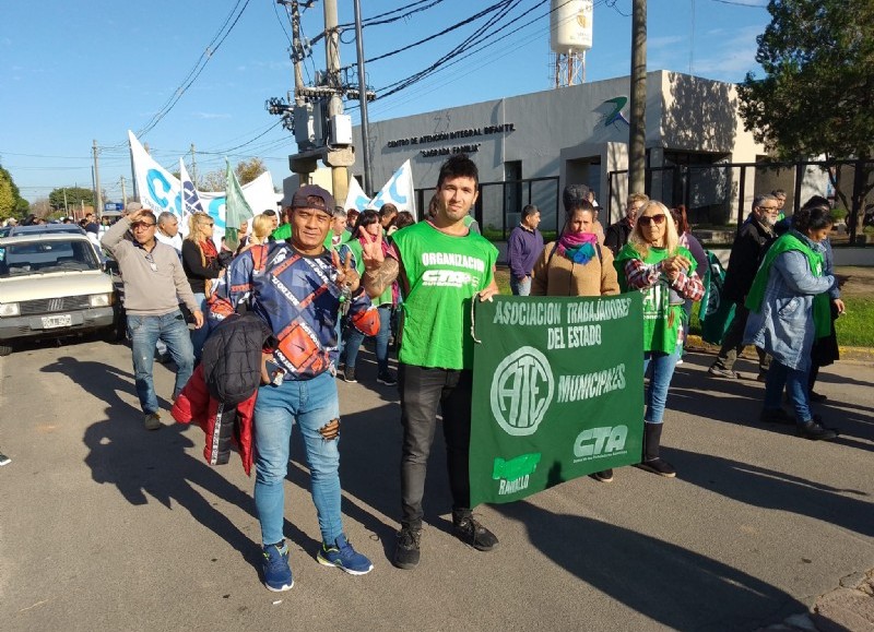 En pie de lucha.