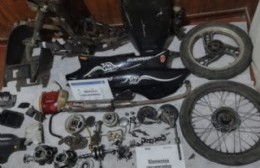 En allanamiento, encuentran partes de una moto robada
