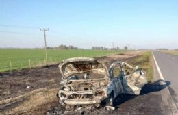 Incendio y explosión de un auto en el acceso a Pérez Millán