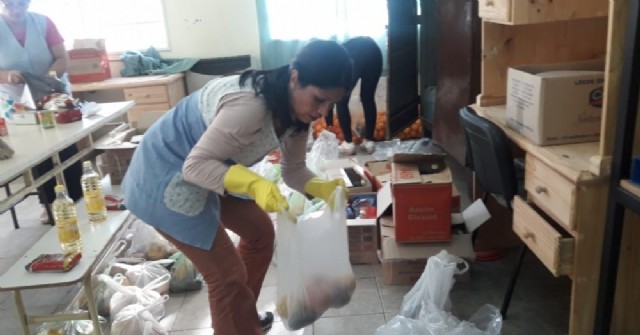 Docentes y auxiliares organizan la entrega de bolsones de comida