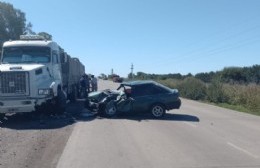 Auto chocó contra un camión estacionado