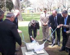 La colocaci�n de la piedra fundamental del Monumento a los Inmigrantes fue descubierta el  a�o pasado por autoridades municipales y provinciales.

