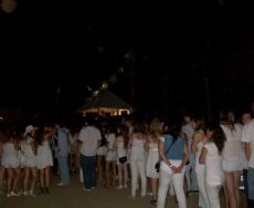 A la ultima �fiesta blanca� asistieron miles de j�venes. 
