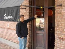 Frascaroli mostr� por donde ingresaron los delincuentes.