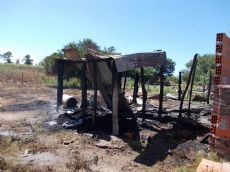 El fuego destruy� la precaria vivienda.