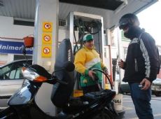Las estaciones no deben vender combustible a los motociclistas sin casco.