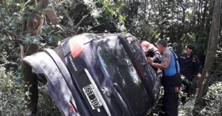 Auto perdió el control y chocó contra un árbol