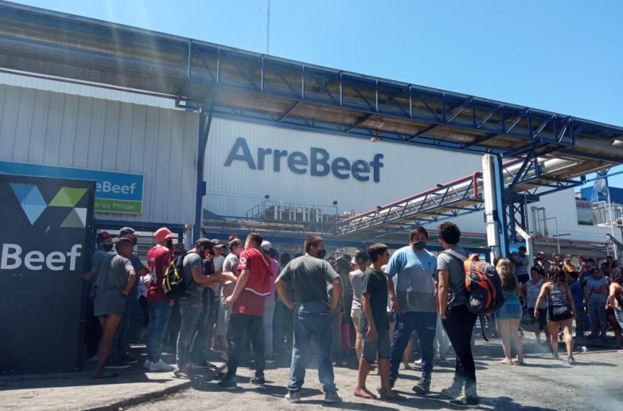 Suspenden a 400 trabajadores de ArreBeef en P&eacute;rez Mill&aacute;n
