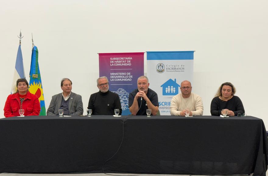 Poletti encabezó la entrega de 127 escrituras.