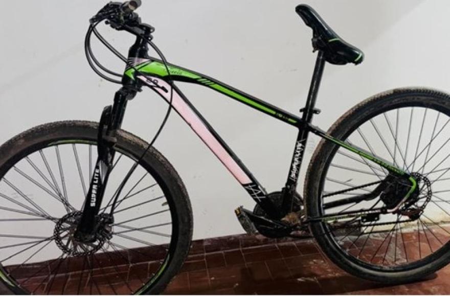 La bicicleta fue restituida a su propietaria, y los tres adolescentes fueron entregados a sus progenitores.