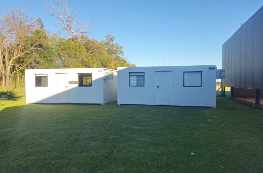 Son dos salones de uso mixto.