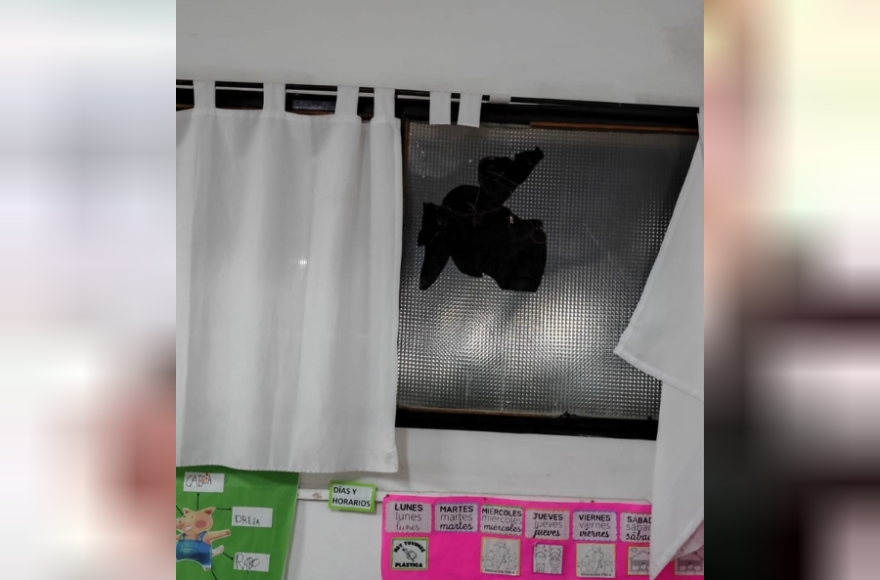 Desconocidos dañaron nuevamente la infraestructura del edificio escolar, rompiendo uno de sus vidrios.