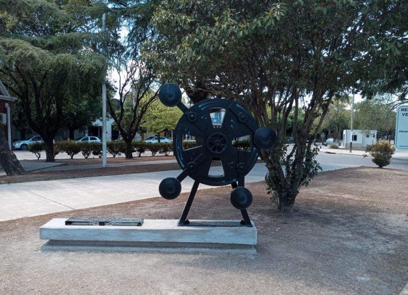 Escultura donada por la familia Menucci.