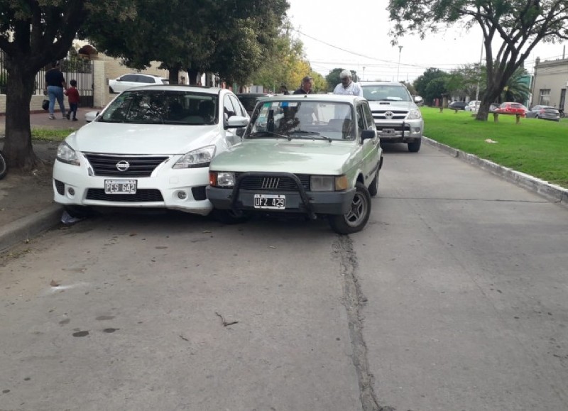 El 147 que conducía terminó colisionando con autos estacionados.