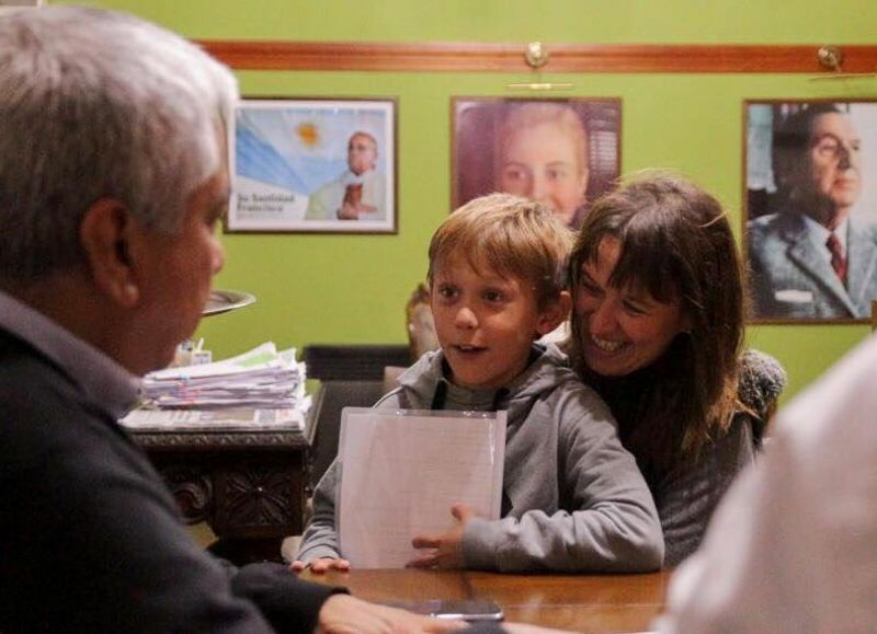Cecilio Salazar entregó el reconocimiento a Eleonora Detto en su despacho.