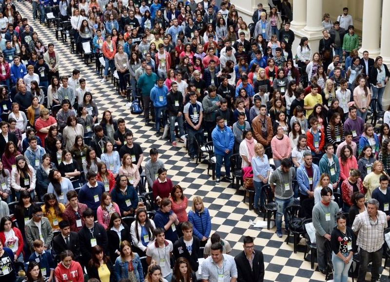 Masivo acto en el Pasaje Dardo Rocha de La Plata.