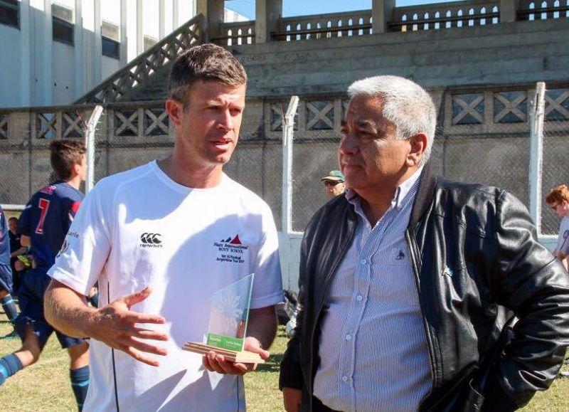 El intendente Cecilio Salazar dialoga con el entrenador del plantel extranjero.