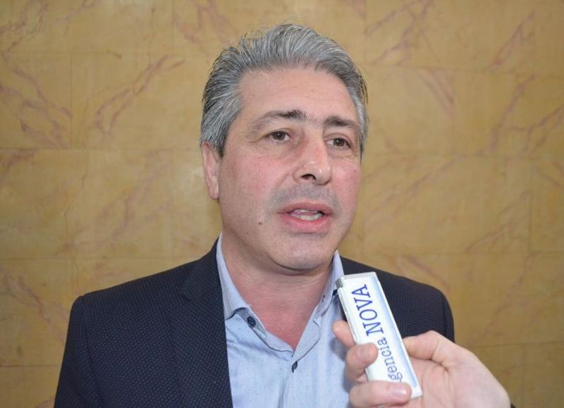 El intendente Javier Martínez intenta desligarse de la responsabilidad por la contaminación del agua.