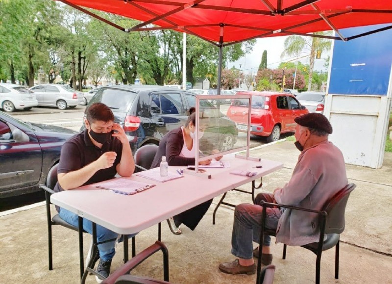 Con el objetivo de avanzar en las inscripciones para la vacunación del coronavirus, desde la Municipalidad de Ramallo pusieron varios puntos de ayuda.