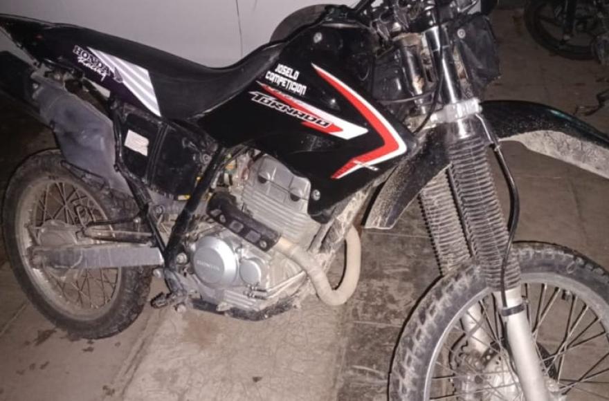 Abandon&oacute; la moto y huy&oacute;: intervino la polic&iacute;a en Villa Ramallo