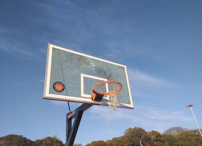 Ataque al tablero de básquet.