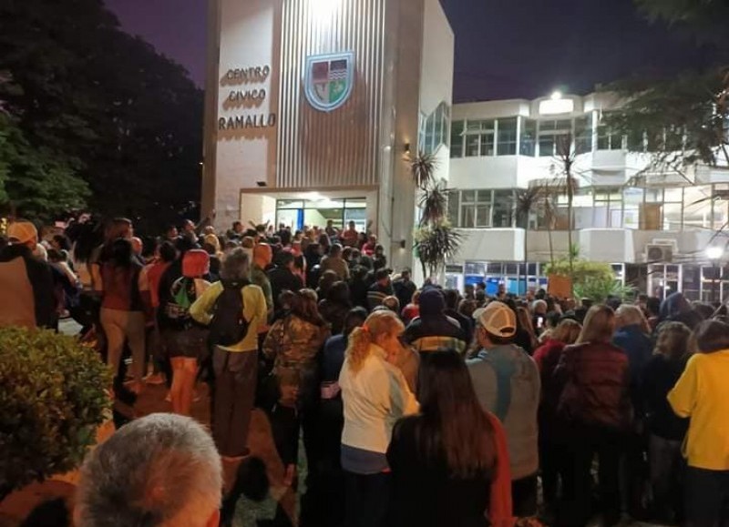 La protesta frente a la Municipalidad.