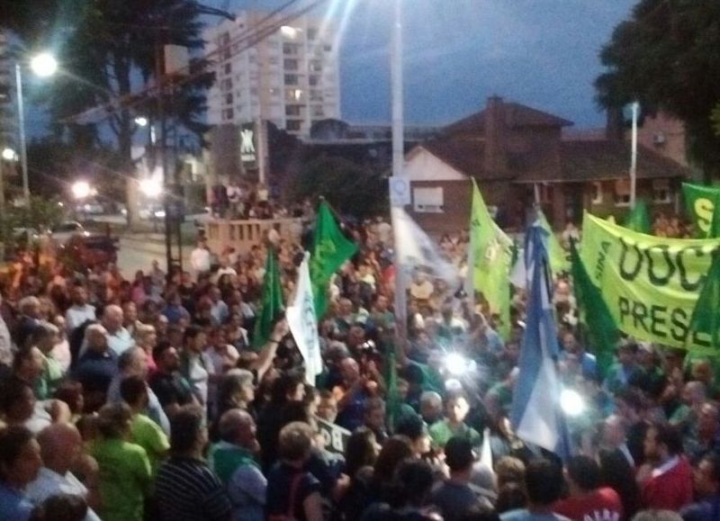 Manifestación de los habitantes de Baradero, ante la ola de despidos.