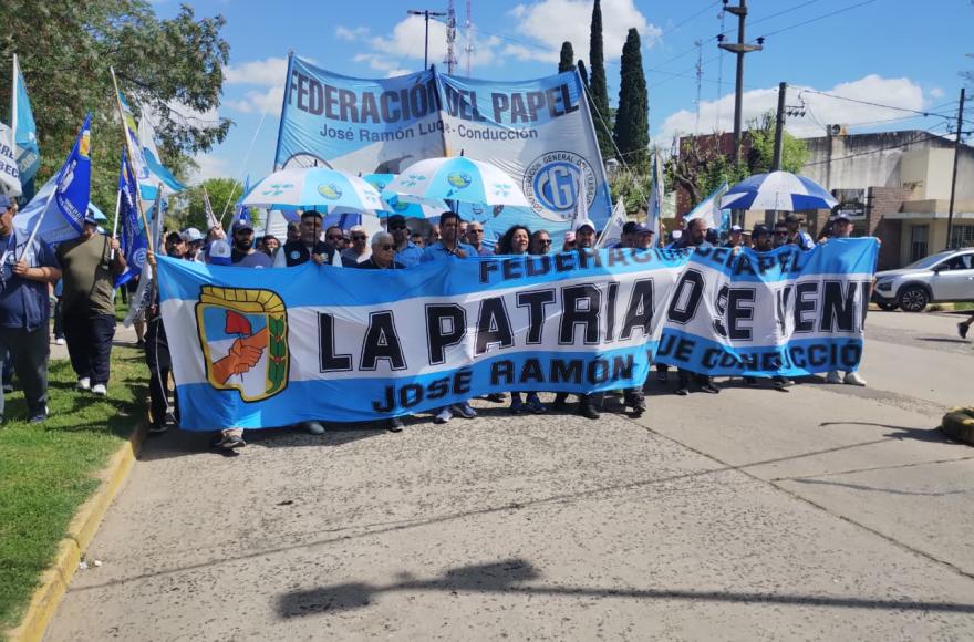 Trabajadores de Fiplasto marcharon en defensa de la planta y los puestos de trabajo